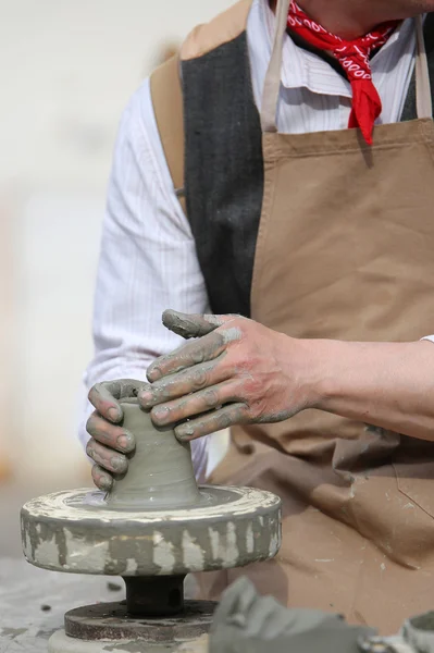 Potter com o torno de mão durante a produção de um pote — Fotografia de Stock