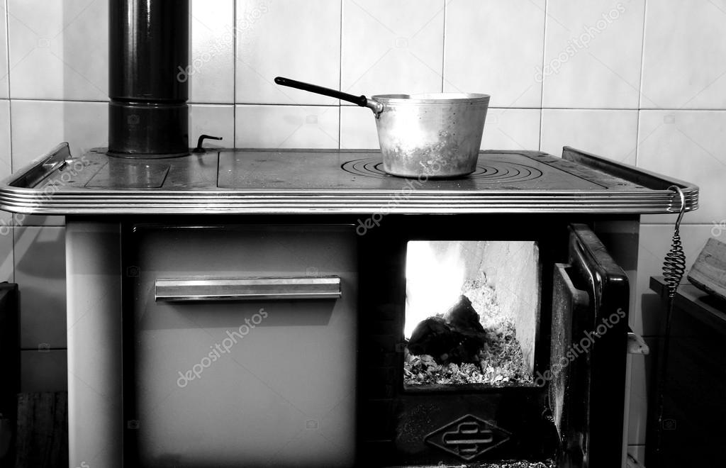 Vecchia stufa a legna nella cucina di casa antica — foto stock ... Cucine a legna antiche