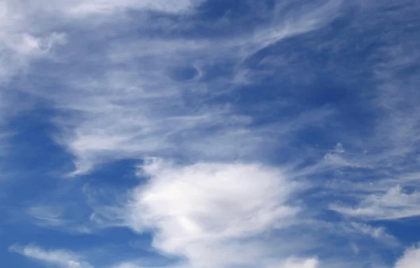 Nubes blancas de todas las formas en el cielo azul —  Fotos de Stock