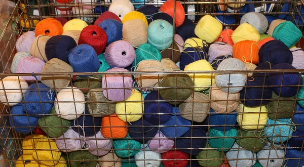 De nombreuses boules de laine douce à vendre dans la boutique du grossiste — Photo