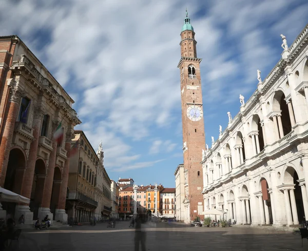 Vicenza, Italy.big plaza de la ciudad con el monumento llamado B — Foto de Stock
