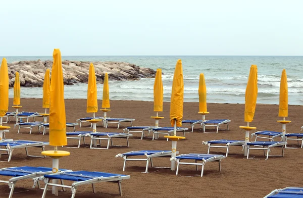 Желтые закрытые солнцезащитные очки на морском пляже — стоковое фото