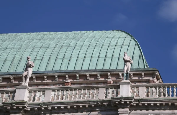Estatuas y detalle del techo del monumento Basílica paladiana — Foto de Stock
