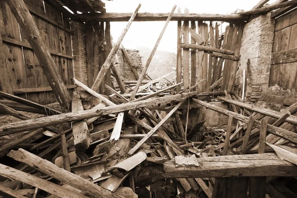 Puin en de ruïnes van het huis verwoest door krachtige earthqu — Stockfoto