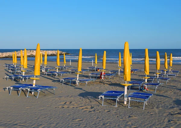 Güneş şemsiyesi deniz plaj şezlong ve şezlonglar — Stok fotoğraf