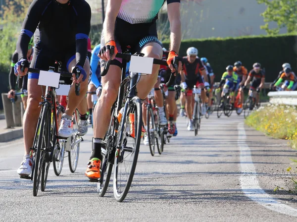 Bicicletas de carreras lideradas por ciclistas entrenados durante la carrera callejera — Foto de Stock