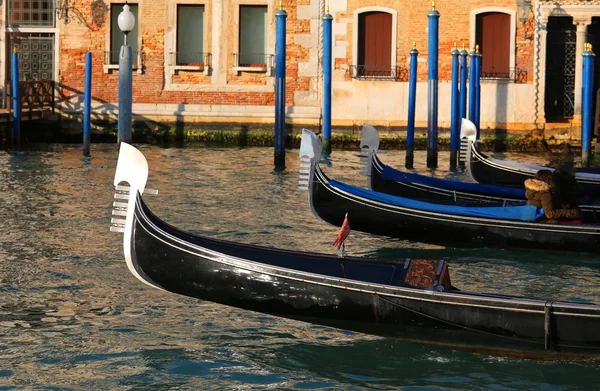Gôndolas navegando nas águas do Grande Canal em Veneza Itália — Fotografia de Stock