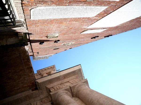Vicenza, Itálie. Stará věž památníku nazývají bazilika Pallad — Stock fotografie