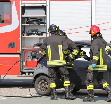 İtfaiyeciler trafik kazası sırasında eylem