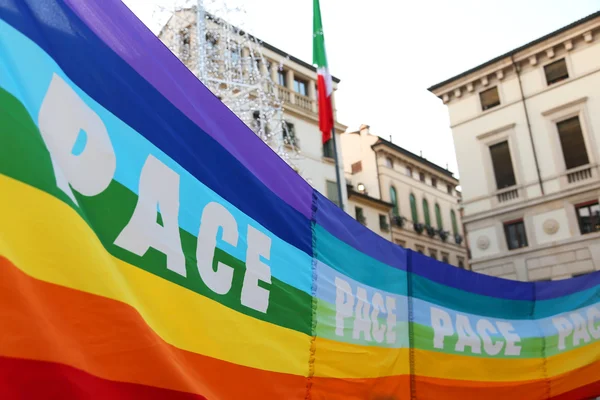 Regenbogen-Friedensfahne während einer Demonstration von Friedensaktivisten in — Stockfoto