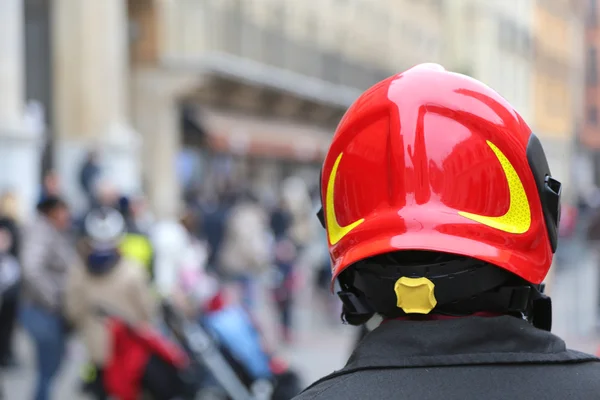 Пожарный в красной каске в городе — стоковое фото