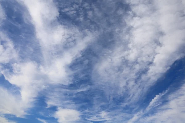 蓝天上所有形状的白云 — 图库照片