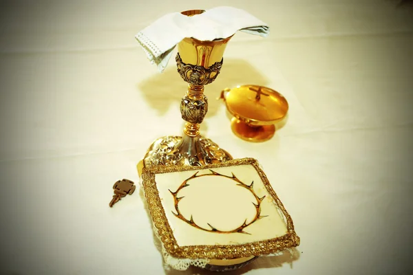 Золотая Чаша с освящёнными хозяевами в христианской церкви — стоковое фото