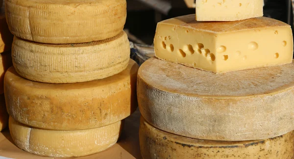 Viele Käsesorten und gereifte Käsesorten auf dem Lebensmittelmarkt — Stockfoto