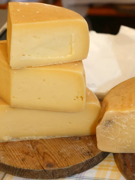 Välsmakande riped ost för försäljning på marknaden — Stockfoto