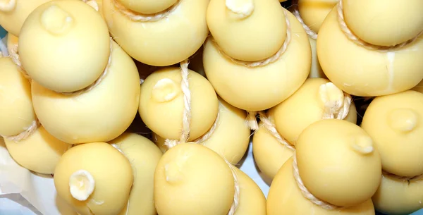 Muitas formas de venda de dop de queijo caciocavallo no mercado — Fotografia de Stock