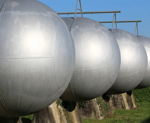 Grandes recipientes a presión para el almacenamiento de gas inflamable en la res — Foto de Stock