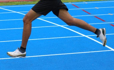 hızlı koşucu bacakları çalışır Atletizm parça mavi içine