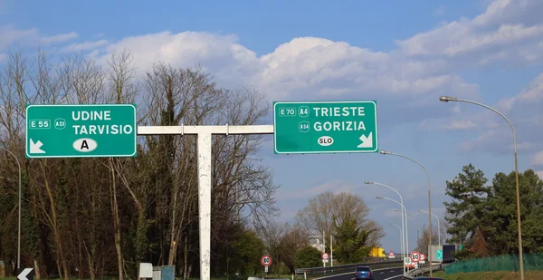 Segnaletica stradale allo svincolo autostradale nel nord Italia per andare ad Aust — Foto Stock