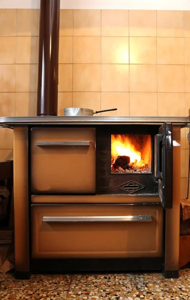 Old wood-burning stove in the kitchen of ancient home — Stock Photo, Image