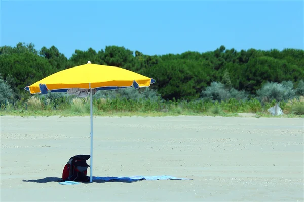 Blok żółty parasol na słonecznej plaży latem — Zdjęcie stockowe