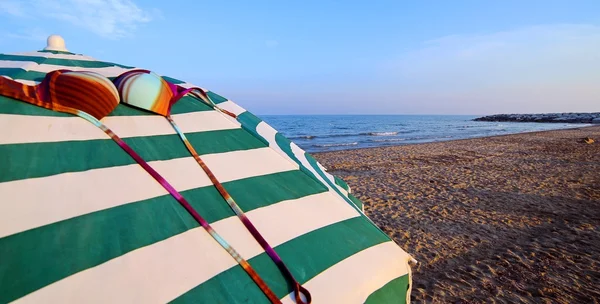 Sonnenschirme im Sand mit einem benutzerdefinierten BH — Stockfoto