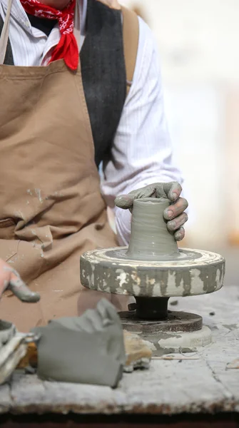 在一个锅里加粘土生产期间波特 — 图库照片