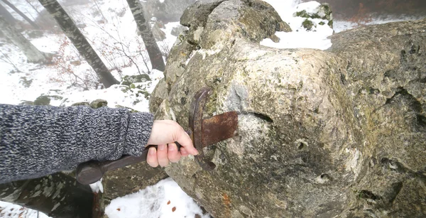 Caballero trata de quitar la espada Excalibur en la piedra — Foto de Stock