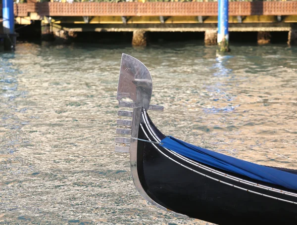 Venetianska gondolen segling havet — Stockfoto