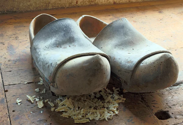 Holzschuhe im alten holländischen Stil in der Werkstatt eines Schuhmachers — Stockfoto