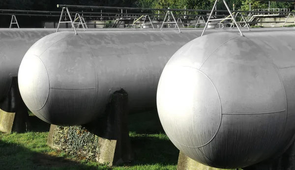 Many long giant gas pressure vessels for the storage of flammabl — Stock Photo, Image