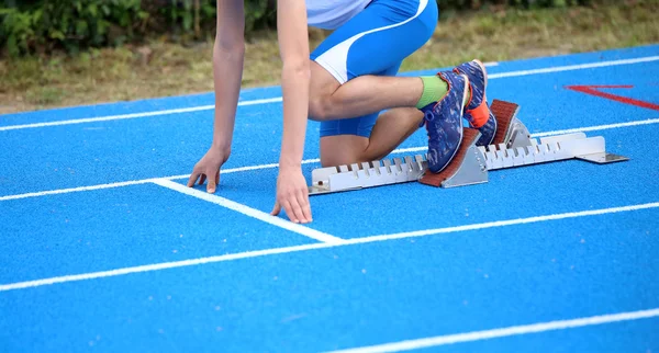 Atleta nei blocchi di partenza di una pista atletica prima della st — Foto Stock