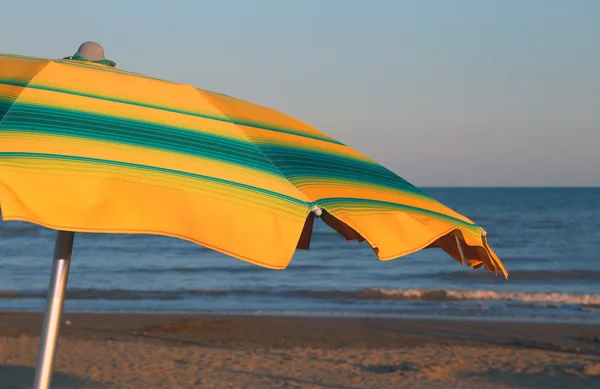 Ombrellone con il mare sullo sfondo in estate — Foto Stock