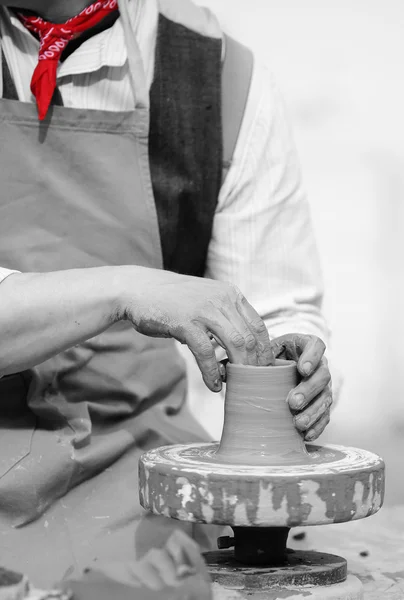 Ceramista con il tornio a mano durante produzione di una pentola con argilla — Foto Stock