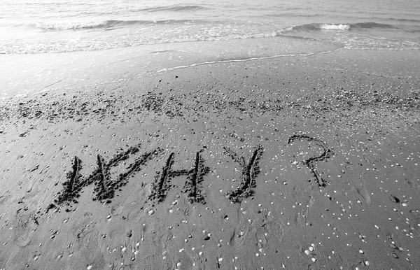 Psaní na písku v moři se slovy proč — Stock fotografie