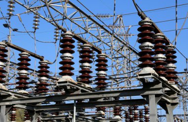 Yıldırım ve büyük elektrik anahtarı bir e koruyucu kafes