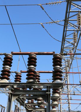 Havadaki elektrik substatio sistemindeki devre kesiciler