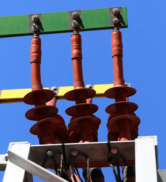 Barra de cobre con cables de alto voltaje en un plan de energía eléctrica —  Fotos de Stock