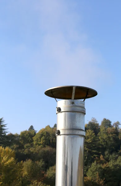 Chimenea de acero inoxidable con humo contaminante que sale en winte —  Fotos de Stock