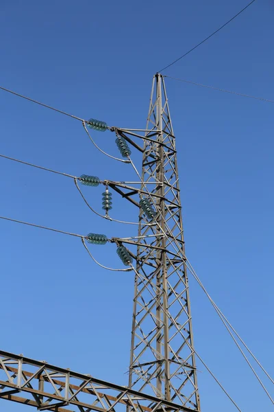 Demir kafes electri taşıyacak yüksek gerilim elektrik telleri ile — Stok fotoğraf
