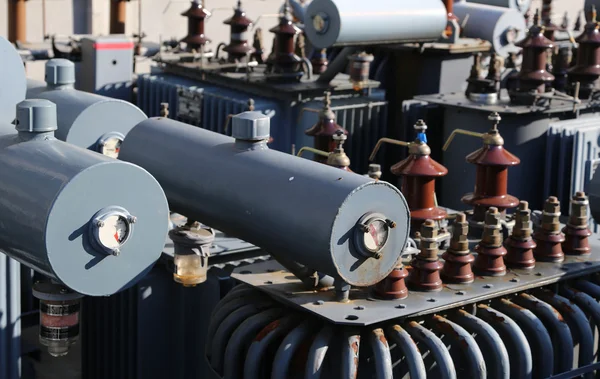 Große elektrische Spannungstransformatoren in der Deponie für spezielle — Stockfoto