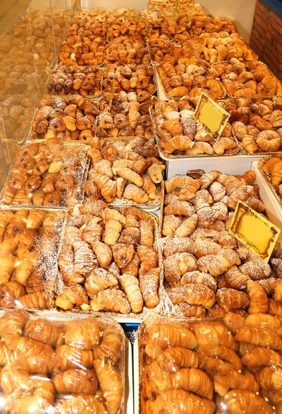 Enorme stand de grandes bolos italianos e croissants para venda — Fotografia de Stock