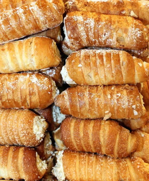 Cannoli con crema pastelera para la venta en pastelería italiana — Foto de Stock