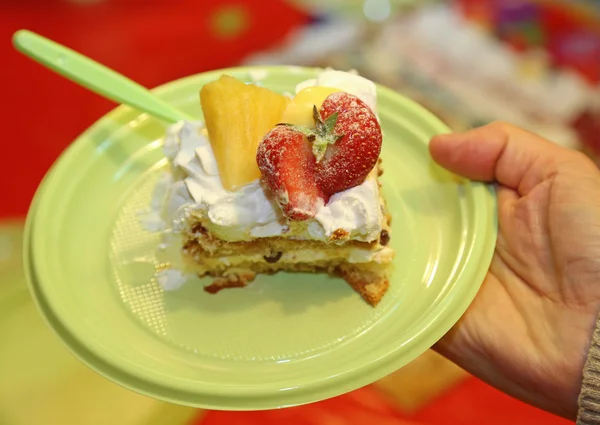 Torta dolce con panna montata e frutta fresca nel piatto — Foto Stock