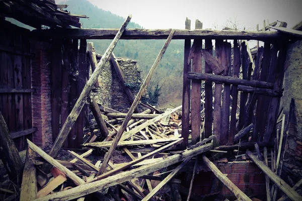 废墟和房子的废墟被强大的地震摧毁 — 图库照片