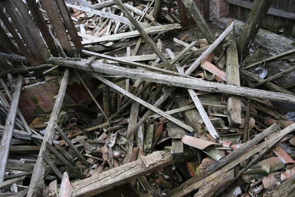 Macerie e le rovine della casa distrutta da potenti earthqu — Foto Stock