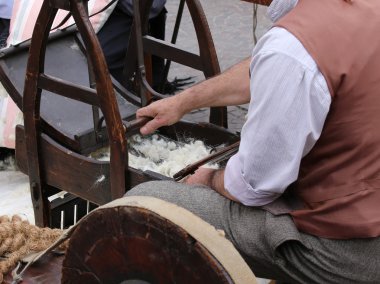 Yün veya pamuk eski ahşap makine ile taraklama ise yaşlı Tarakçı