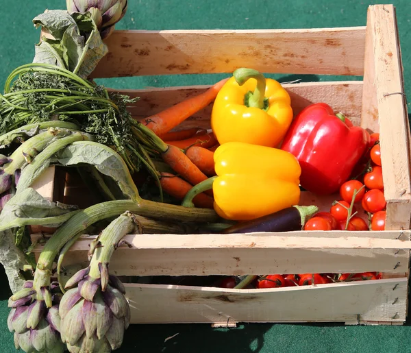 Grønnsakskasse med paprika og artisjokker – stockfoto