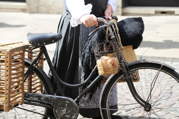 Anciana en bicicleta con una cesta llena de huevos —  Fotos de Stock