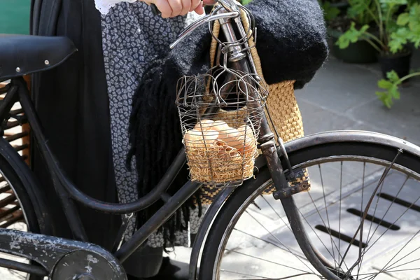 Cesta con muchos huevos frescos gallina entregada con una vieja bici oxidada —  Fotos de Stock